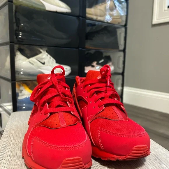 Red Nike Huarache sneakers ❤️ 7 youth size will fit women’s 8 or 7 - Picture 3 of 3